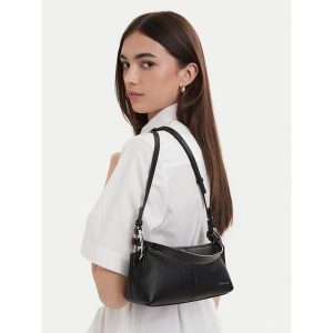 Torebka Calvin Klein. Czarne torebki klasyczne Calvin Klein, bez wzorów, bez dodatków. Za 674,99 zł.
