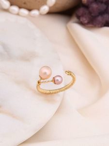 Pierres de Jade Pozłacany pierścionek z perłami rozmiar: onesize. Różowe pierścionki Pierres de Jade, z perłą, pozłacane. Za 30,99 zł.