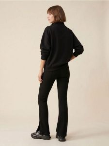 Prążkowane legginsy flare z domieszką bawełny - czarny. Czarne legginsy Sinsay, bez wzorów, z bawełny. Za 49,99 zł.