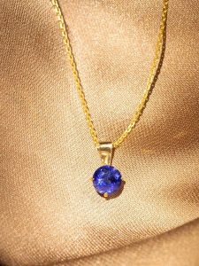 OR ÉCLAT Złota zawieszka z szafirem rozmiar: onesize. Niebieskie zawieszki OR ÉCLAT, z szafirem, złote. Za 260,99 zł.