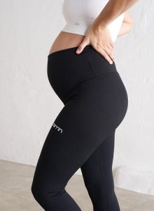 Damskie legginsy ciążowe z wysokim stanem, squat proof Aim High czarne. Czarne legginsy AIM'N, bez wzorów, z elastanu, z podwyższonym stanem. Za 297,00 zł.