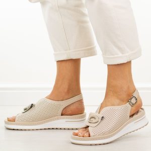 Beżowe skórzane sandały damskie Cambell 40328. Brązowe sandały Cambell, z aplikacjami, z jeansu, z okrągłym noskiem, bez obcasa, na platformie, bez zapięcia. Za 219,00 zł.