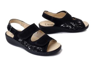 Dr. Brinkmann 710135-01 czarny, sandały damskie. Czarne sandały Dr. Brinkmann, bez wzorów, bez obcasa, na koturnie, bez zapięcia. Za 394,90 zł.