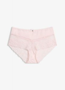 Figi panty z delikatną koronką. Czerwone figi bonprix, bez wzorów, z koronki. Za 42,99 zł.