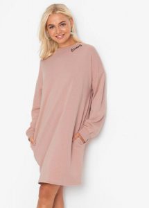 Sukienka dresowa oversized. Czarne sukienki bonprix, bez wzorów, z dresówki, bez kołnierzyka, bez ramiączek, mini. Za 97,99 zł.