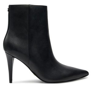 Botki Guess. Czarne botki Guess, z aplikacjami, bez obcasa, na szpilce, bez zapięcia. Za 489,99 zł.