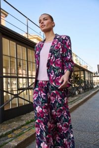 Marynarka w kwiaty granatowa. Marynarki i żakiety MOODO, bez wzorów, z elastanu. Za 199,99 zł.