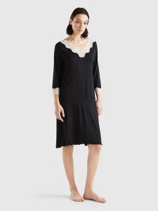 Benetton Sukienka w kolorze czarnym rozmiar: XS. Czarne sukienki Benetton, xs, bez wzorów, z koronki, bez kołnierzyka, bez ramiączek, mini. Za 52,67 zł.