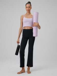 Legginsy do jogi z rozszerzanymi nogawkami damskie. Czarne legginsy 4f, bez wzorów, z elastanu, z podwyższonym stanem, długie. Za 179,99 zł.