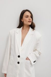 Marynarka z lnem oversize w kolorze WHITE CREAM- HARLEY-S/M. Białe marynarki i żakiety Marsala, m, bez wzorów, z bawełny, eleganckie. Za 319,90 zł.
