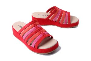 CAPRICE 9-27201-44 523 M2830444 red comb, klapki damskie. Czerwone klapki Caprice, bez wzorów, bez obcasa, na koturnie. Za 223,93 zł.