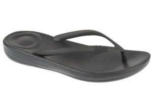 Klapki damskie FitFlop Iqushion Ergonomic TPU. Czarne klapki Flip Flop, bez wzorów, z materiału, bez obcasa. Za 219,00 zł.