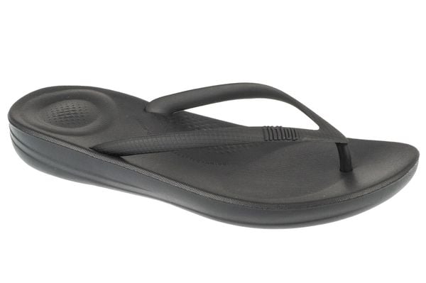 Klapki damskie FitFlop Iqushion Ergonomic TPU. Czarne klapki Flip Flop, bez wzorów, z materiału, bez obcasa. Za 219,00 zł.