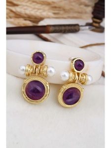 L'Atelier de Gaia Pozłacane kolczyki z perłami i ametystami rozmiar: onesize. Białe kolczyki L'Atelier de Gaia, z ametystem, pozłacane. Za 56,99 zł.