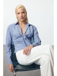 Trendyol Koszula w kolorze błękitnym rozmiar: 38. Niebieskie koszule Trendyol, bez wzorów, bez kołnierzyka, bez ramiączek. Za 78,99 zł.