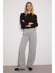 Trendyol Spodnie w kolorze szarym rozmiar: 36. Szare spodnie z wysokim stanem Trendyol, bez wzorów, z lyocellu, z podwyższonym stanem. Za 86,99 zł.