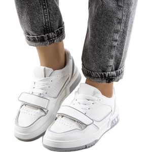 Szare sneakersy damskie Kadie białe. Białe trampki bez wzorów, ze skóry ekologicznej, bez zapięcia. Za 83,50 zł.