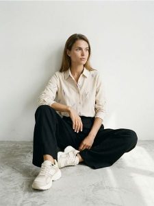 Haftowana koszula regular fit z wiskozą i domieszką lnu - wielobarwny. Koszule Sinsay, l, bez wzorów, z wiskozy, bez kołnierzyka, bez ramiączek. Za 49,99 zł.