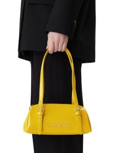 LOVE MOSCHINO Torebka JC4101PP1OLY0411 Żółty. Żółte torebki klasyczne LOVE MOSCHINO, bez wzorów, ze skóry, bez dodatków. Za 679,99 zł.