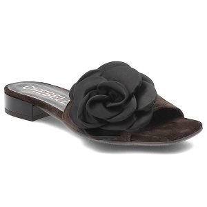 Klapki damskie Chebello, skórzane z eleganckim kwiatem na płaskim obcasie, brązowe, 4673-080. Brązowe klapki CheBello, bez wzorów, bez obcasa, na obcasie. Za 309,00 zł.