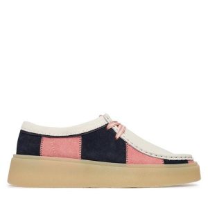 Półbuty Clarks. Półbuty Clarks, bez wzorów, bez obcasa, na płaskiej podeszwie, bez zapięcia. Za 435,99 zł.