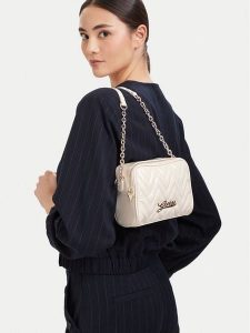 Guess Torebka J6YZ07 W3001 Kremowy. Białe listonoszki Guess, z aplikacjami, ze skóry, bez dodatków. Za 210,99 zł.