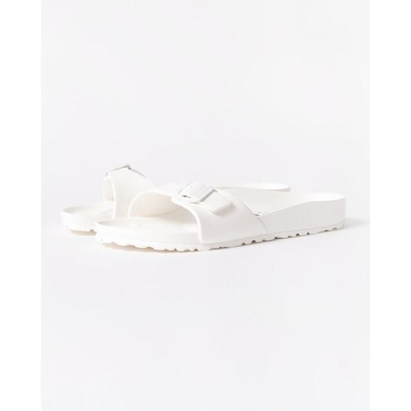 Klapki damskie Birkenstock Eva Madrid. Białe klapki Birkenstock, bez wzorów, z materiału, bez obcasa. Za 276,00 zł.
