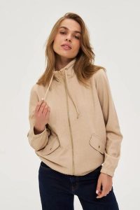 Bluza zapinana na zamek beżowa. Brązowe bluzy MOODO, l, bez wzorów, z elastanu, bez kaptura. Za 149,99 zł.