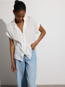 Koszula z dodatkiem wiskozy - złamana biel. Koszule Reserved, l, bez wzorów, z tkaniny, bez kołnierzyka, bez ramiączek. W wyprzedaży za 49,99 zł.