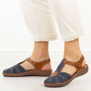 Granatowe skórzane sandały damskie Jezzi 9761. Niebieskie sandały Jezzi, bez wzorów, z materiału, z okrągłym noskiem, bez obcasa, na płaskiej podeszwie, bez zapięcia. Za 239,00 zł.