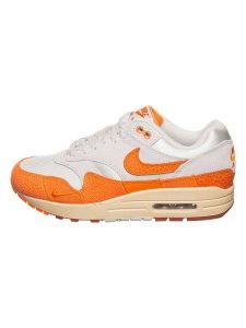 Nike Sportswear Skórzane sneakersy "Air Max 1" w kolorze pomarańczowo-kremowym rozmiar: 40. Brązowe trampki Nike Sportswear, bez wzorów, z materiału, bez zapięcia. Za 170,47 zł.