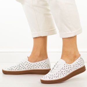 Białe skórzane półbuty damskie Filippo Dp6830/26. Białe półbuty Filippo, na lato, bez wzorów, z jeansu, bez obcasa, bez zapięcia. Za 219,00 zł.