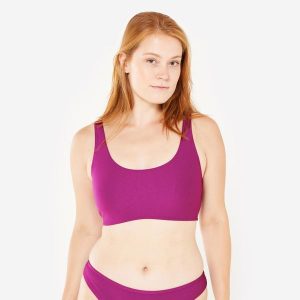 Góra kostiumu kąpielowego surfingowego damska Olaian Aurely teksturowana. Fioletowe bikini OLAIAN, bez wzorów, z elastanu. Za 69,99 zł.