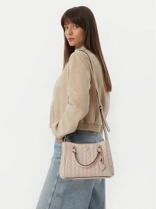 Guess Torebka Stacey HWGG97 41060 Kremowy. Białe kuferki Guess, z aplikacjami, ze skóry, bez dodatków. Za 634,99 zł.
