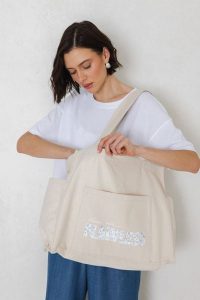 TORBA KAREN "ŁĄKA" ECRU One size - Flawless. Shopper bag Flawless, bez wzorów, na ramię, z nadrukiem, bez dodatków. Za 179,00 zł.