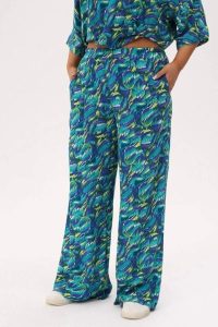 Spodnie "tropikalna energia" z kompletu Riva - wakacyjny styl, wygoda i lekkość PLUS SIZE XXL OVERSIZE. Spodnie z wysokim stanem Moda Size Plus Iwanek, bez wzorów, z jeansu, z podwyższonym stanem, krótkie. W wyprzedaży za 164,90 zł.