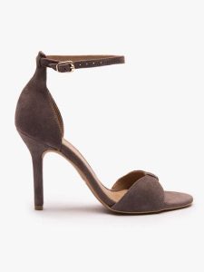 Ciemnobrązowe sandały na wysokim obcasie. Brązowe sandały Ryłko, bez wzorów, z gumy, z okrągłym noskiem, bez obcasa, na obcasie, bez zapięcia. Za 399,99 zł.