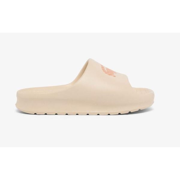 Klapki damskie Lacoste Serve Slide 2.0 na basen. Białe klapki Lacoste, bez wzorów, z dresówki, bez obcasa. Za 233,20 zł.