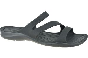 Klapki damskie Crocs Swiftwater. Czarne klapki Crocs, bez wzorów, z materiału, bez obcasa. Za 205,00 zł.