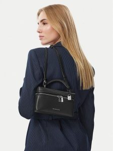 MICHAEL Michael Kors Torebka Jana 32F5SQ1C0L Czarny. Czarne kuferki MICHAEL Michael Kors, bez wzorów, bez dodatków. Za 1 019,00 zł.
