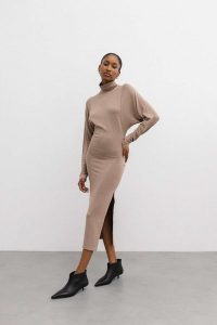 Sukienka dzianinowa w kolorze GINGER MELANGE - AVILA-S/M. Sukienki Marsala, m, bez wzorów, z dzianiny, eleganckie, bez kołnierzyka, bez ramiączek, maxi. W wyprzedaży za 47,97 zł.