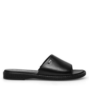 Klapki Lasocki. Czarne klapki Lasocki, bez wzorów, bez obcasa. Za 149,99 zł.