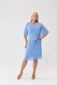Sukienka Estelle w błękitnym kolorze - zwiewna szyfonowa kreacja PLUS SIZE XXL OVERSIZE JESIEŃ. Niebieskie sukienki Moda Size Plus Iwanek, na imprezę, na jesień, l, bez wzorów, z elastanu, eleganckie, z asymetrycznym kołnierzem, plus size, bez ramiączek, midi, asymetryczne. Za 379,90 zł.