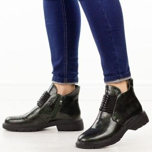 Zielone lakierowane botki damskie M.Daszyński 2501-10. Zielone botki M.Daszyński, na jesień, bez wzorów, z jeansu, z okrągłym noskiem, bez obcasa, bez zapięcia. Za 199,00 zł.