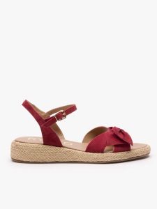 Bordowe sandały z kokardą. Czerwone sandały Ryłko, bez wzorów, ze skóry, z okrągłym noskiem, bez obcasa, na płaskiej podeszwie, bez zapięcia. Za 399,99 zł.