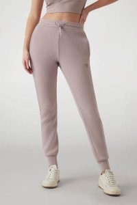 GUESS Dresowe damskie spodnie w kolorze taupe Allie Scuba, Rozmiar XS. Brązowe spodnie dresowe Guess, s, z aplikacjami, z dresówki. W wyprzedaży za 209,99 zł.