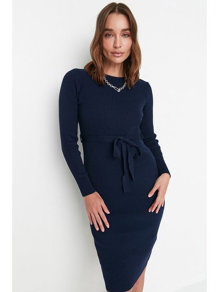 Trendyol Sukienka dzianinowa w kolorze granatowym rozmiar: M. Niebieskie sukienki Trendyol, na imprezę, m, bez wzorów, z dzianiny, bez kołnierzyka, bez ramiączek, midi. Za 52,99 zł.