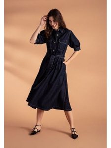 More & More Sukienka dżinsowa w kolorze granatowym rozmiar: 34. Niebieskie sukienki More & More, bez wzorów, z bawełny, bez kołnierzyka, bez ramiączek, midi. Za 150,02 zł.