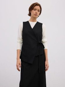 BGN Kamizelka w kolorze czarnym rozmiar: 40. Czarne kamizelki BGN, bez wzorów, bez kołnierzyka, bez ramiączek, bez kaptura. Za 100,99 zł.