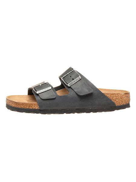 Birkenstock Skórzane klapki "Arizona" w kolorze czarnym rozmiar: 40. Czarne klapki Birkenstock, bez wzorów, z otwartym noskiem, bez obcasa. Za 435,87 zł.